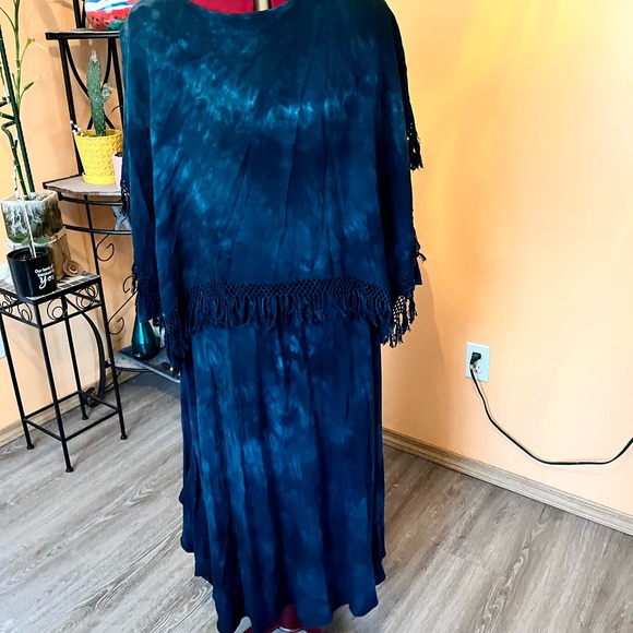 Beautiful dress. Size M-XL. Colour is bottle green. - Picture 5 of 6